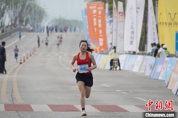 2025大渡口半程马拉松肯尼亚选手夺冠 中国选手分