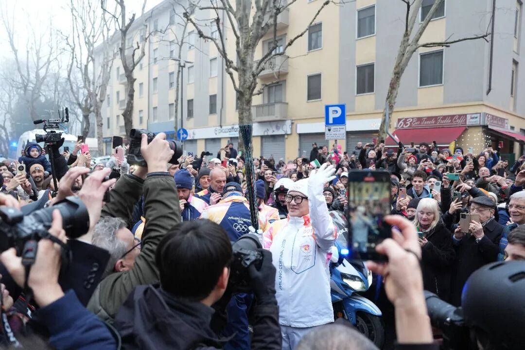 奥运迷张文全点燃米兰冬奥会火炬