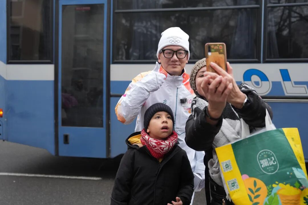 奥运迷张文全点燃米兰冬奥会火炬