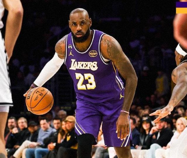 湖人116-99大胜篮网 詹姆斯助攻全队第一 布朗尼父