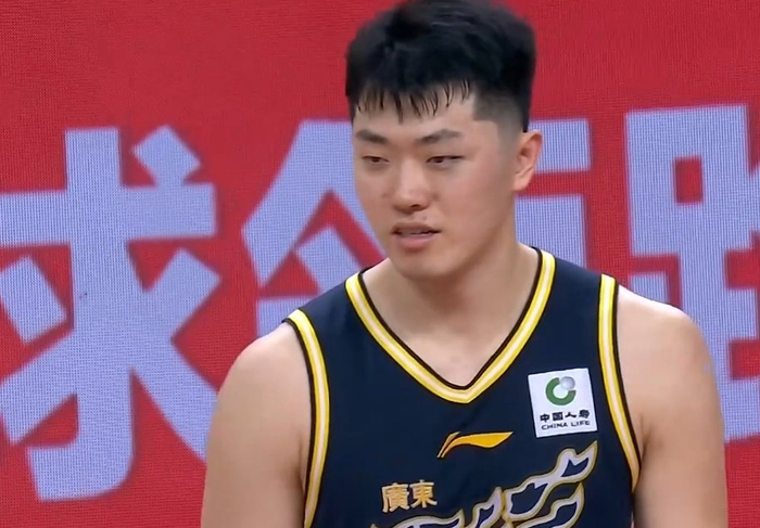 张皓嘉防守惊艳获杜锋重用，广东男篮大胜四川