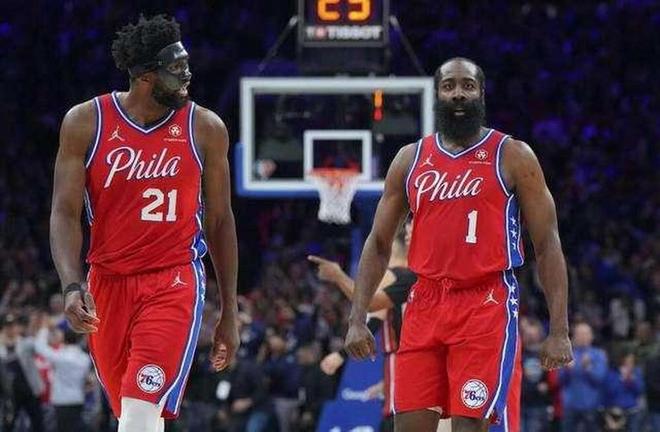 绿军季后赛首战大胜76人 半场便奠定胜局