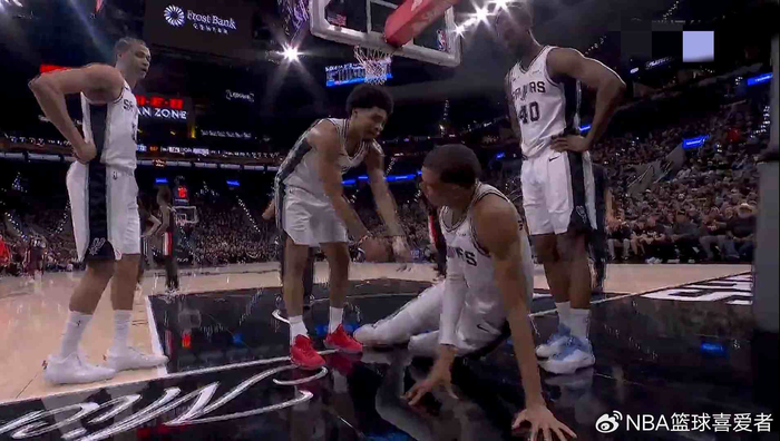 文班亚马伤退马刺战术崩盘 防守漏洞成输球主因